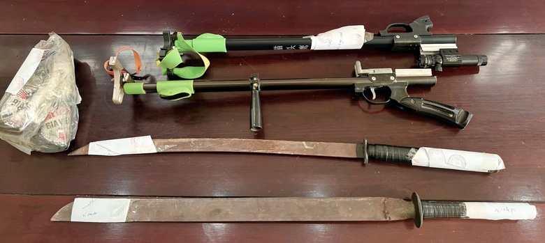 Bắt nh&oacute;m hơn 10 thanh ni&ecirc;n mang hung kh&iacute; g&acirc;y rối trong đ&ecirc;m ở Nghệ An- Ảnh 2.