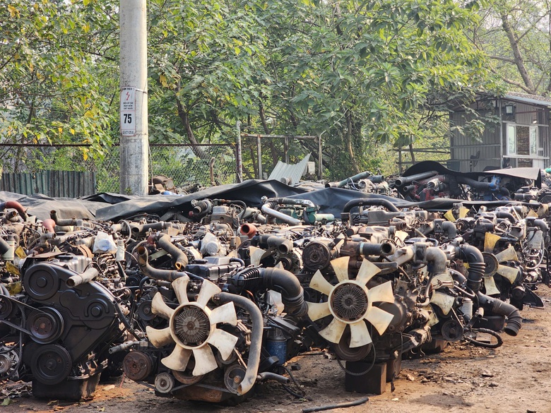 Lạ l&ugrave;ng l&agrave;ng tỷ ph&uacute; với nghề "mua của người ch&aacute;n, b&aacute;n cho người cần"- Ảnh 8.