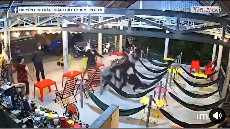 Đang ngồi uống c&agrave; ph&ecirc;, ba thiếu ni&ecirc;n ở Long An bị ch&eacute;m nhập viện- Ảnh 1.