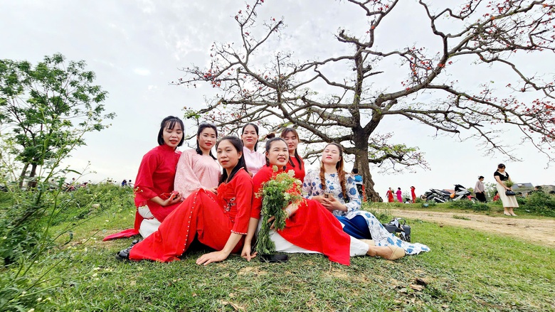 Về nơi &ldquo;một tiếng g&agrave; 3 nơi nghe r&otilde;&rdquo; check-in với c&acirc;y gạo trăm năm- Ảnh 2.