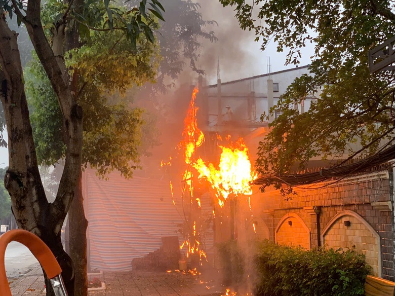 Nghệ An: Kịp thời khống chế đám cháy nghi do chập điện tại thành phố Vinh- Ảnh 2. Nghệ An: Kịp thời khống chế đám cháy nghi do chập điện tại thành phố Vinh- Ảnh 2.