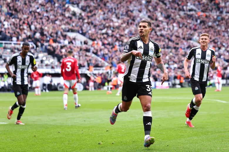 Ngoại hạng Anh: Liverpool tiến gần ng&ocirc;i vương, Newcastle v&ugrave;i dập Man United- Ảnh 1.