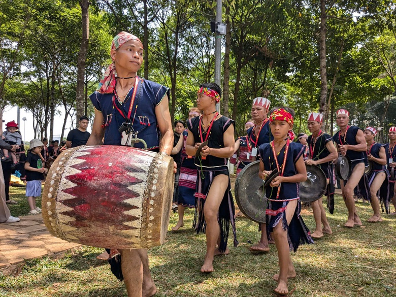 Gia Lai: Phố núi rộn rã nhịp cồng chiêng- Ảnh 7. Gia Lai: Phố núi rộn rã nhịp cồng chiêng- Ảnh 7.