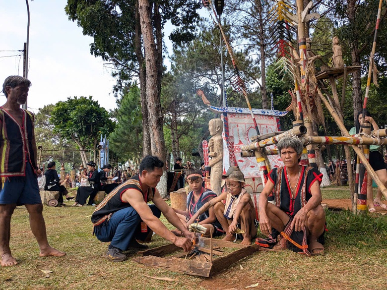 Gia Lai: Phố núi rộn rã nhịp cồng chiêng- Ảnh 8. Gia Lai: Phố núi rộn rã nhịp cồng chiêng- Ảnh 8.
