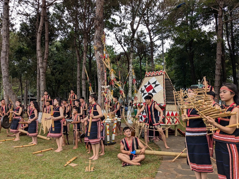 Gia Lai: Phố núi rộn rã nhịp cồng chiêng- Ảnh 9. Gia Lai: Phố núi rộn rã nhịp cồng chiêng- Ảnh 9.