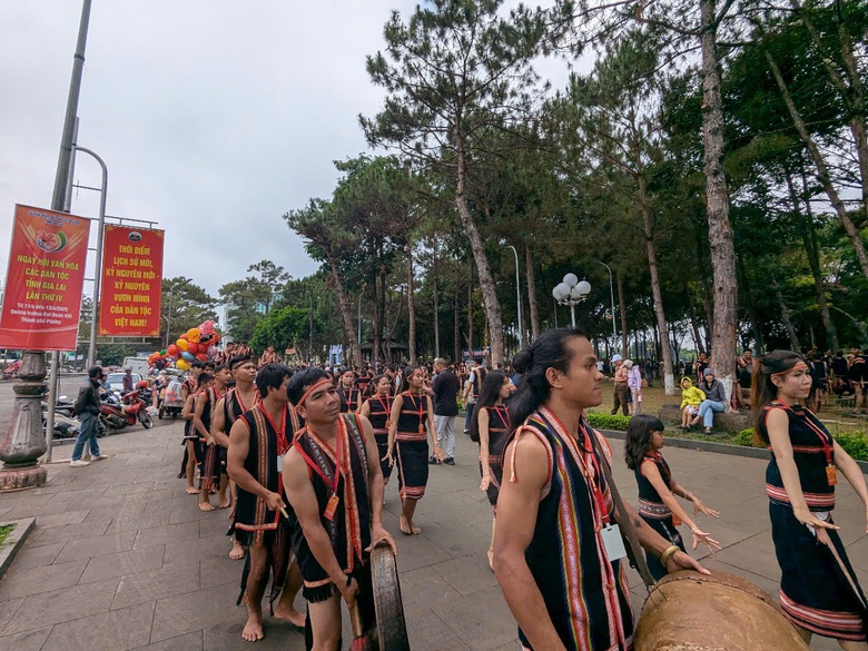 Gia Lai: Phố núi rộn rã nhịp cồng chiêng- Ảnh 10. Gia Lai: Phố núi rộn rã nhịp cồng chiêng- Ảnh 10.