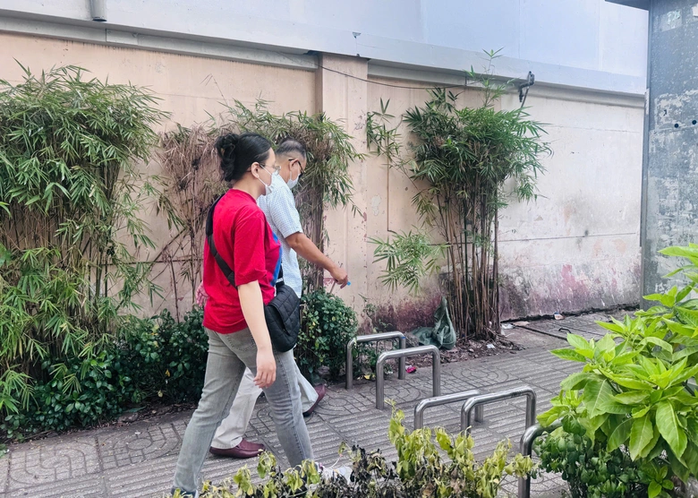 TP.HCM: Xe m&aacute;y hết leo vỉa h&egrave;, đề xuất th&aacute;o c&aacute;c thanh chắn- Ảnh 2.