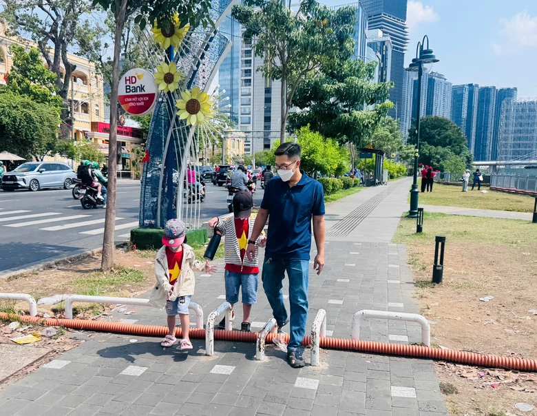 TP.HCM: Xe m&aacute;y hết leo vỉa h&egrave;, đề xuất th&aacute;o c&aacute;c thanh chắn- Ảnh 1.