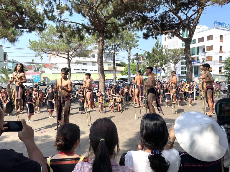 Gia Lai: Phố núi rộn rã nhịp cồng chiêng- Ảnh 1. Gia Lai: Phố núi rộn rã nhịp cồng chiêng- Ảnh 1.