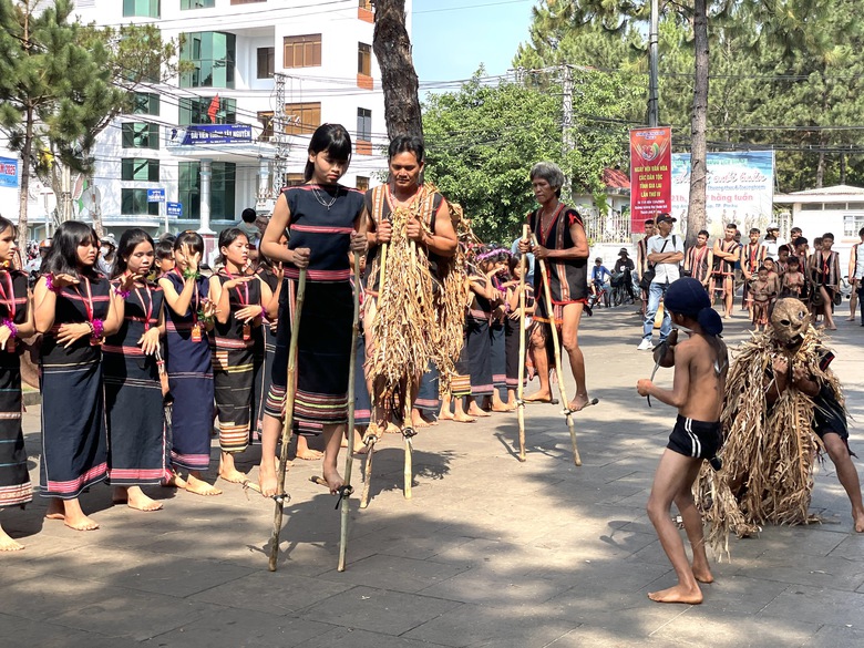 Gia Lai: Phố núi rộn rã nhịp cồng chiêng- Ảnh 2. Gia Lai: Phố núi rộn rã nhịp cồng chiêng- Ảnh 2.