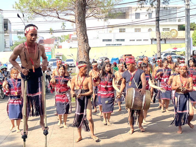 Gia Lai: Phố núi rộn rã nhịp cồng chiêng- Ảnh 3. Gia Lai: Phố núi rộn rã nhịp cồng chiêng- Ảnh 3.