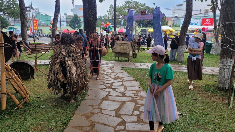 Gia Lai: Phố núi rộn rã nhịp cồng chiêng- Ảnh 12. Gia Lai: Phố núi rộn rã nhịp cồng chiêng- Ảnh 12.