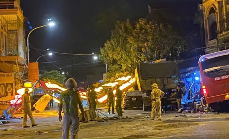 Hiện trường vụ TNGT giữa 4 phương tiện l&agrave;m nhiều người bị thương.