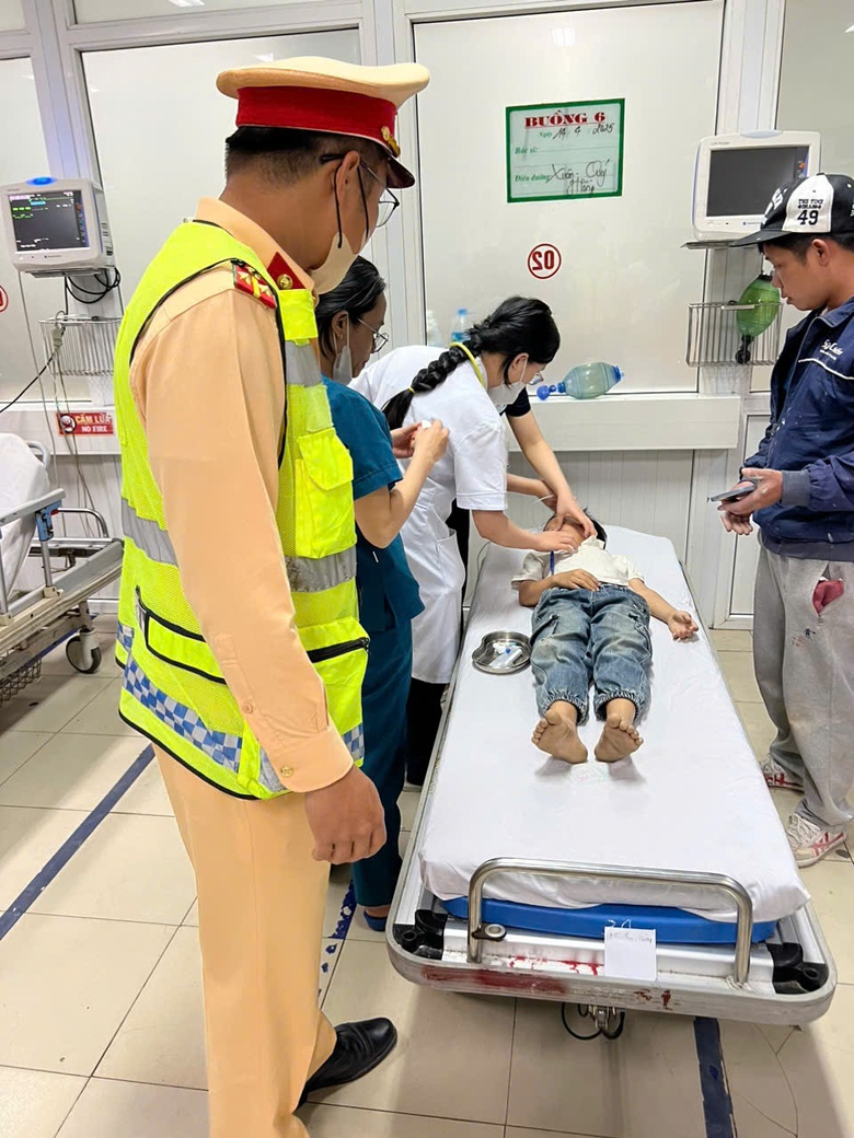 CSGT kịp thời hỗ trợ đưa ch&aacute;u b&eacute; c&oacute; dấu hiệu ngưng thở tới bệnh viện- Ảnh 1.