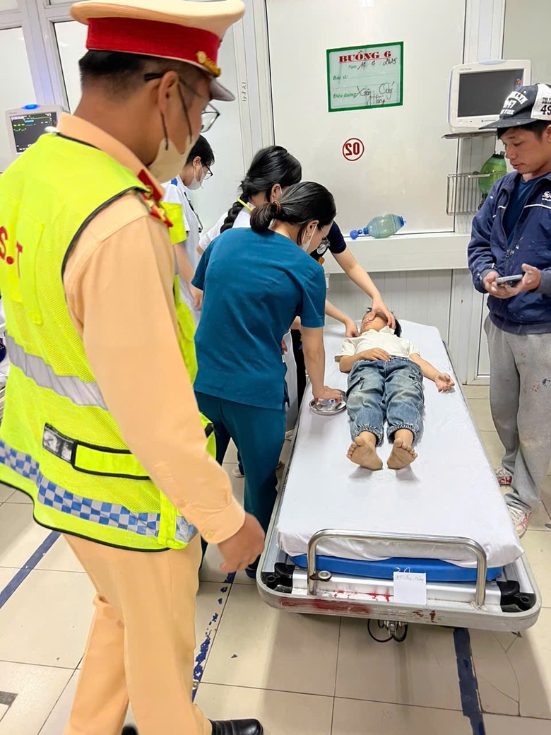 CSGT kịp thời hỗ trợ đưa ch&aacute;u b&eacute; c&oacute; dấu hiệu ngưng thở tới bệnh viện- Ảnh 2.