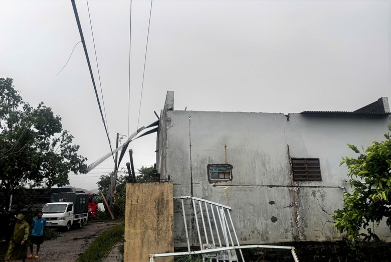 Mưa đ&aacute; k&egrave;m lốc xo&aacute;y khiến nhiều nh&agrave; d&acirc;n tốc m&aacute;i, bể nhiều k&iacute;nh &ocirc; t&ocirc;- Ảnh 1.