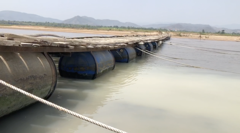 Chờ cầu xây mới, người dân lấy thùng phi ghép gỗ làm cầu tạm vượt sông Ba- Ảnh 5. Chờ cầu xây mới, người dân lấy thùng phi ghép gỗ làm cầu tạm vượt sông Ba- Ảnh 5.