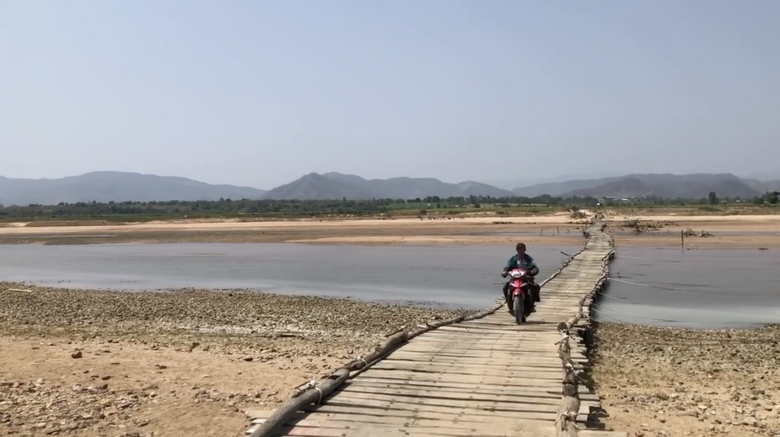 Chờ cầu xây mới, người dân lấy thùng phi ghép gỗ làm cầu tạm vượt sông Ba- Ảnh 8. Chờ cầu xây mới, người dân lấy thùng phi ghép gỗ làm cầu tạm vượt sông Ba- Ảnh 8.