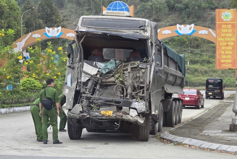 Vụ tai nạn li&ecirc;n ho&agrave;n tr&ecirc;n QL1: C&aacute;c phương tiện c&oacute; c&ograve;n hạn kiểm định?- Ảnh 1.