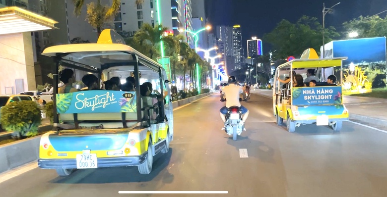 Chưa được Kh&aacute;nh H&ograve;a gia hạn hoạt động, xe điện vẫn chở kh&aacute;ch- Ảnh 1.