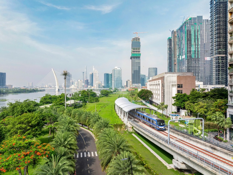 TP.HCM: Ga metro đ&ocirc;ng nghẹt, vang tiếng h&aacute;t &ldquo;Như c&oacute; B&aacute;c trong ng&agrave;y đại thắng&rdquo;- Ảnh 2.