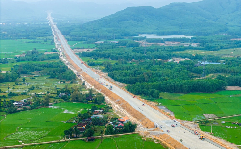 Gấp r&uacute;t ho&agrave;n thiện hạng mục an to&agrave;n giao th&ocirc;ng cao tốc Quảng Ng&atilde;i - Ho&agrave;i Nhơn- Ảnh 1.