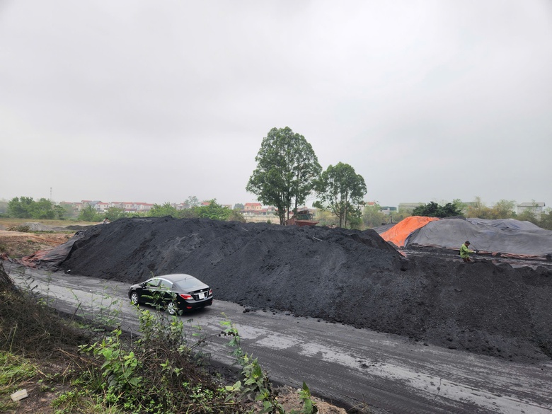 Bắc Giang: Xử phạt bãi than gây ô nhiễm sau phản ánh của Báo Xây dựng- Ảnh 1. Bắc Giang: Xử phạt bãi than gây ô nhiễm sau phản ánh của Báo Xây dựng- Ảnh 1.