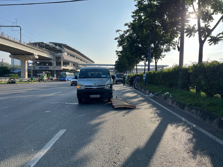 Chống nạng băng qua xa lộ, người đàn ông bị ô tô tông tử vong- Ảnh 1. Chống nạng băng qua xa lộ, người đàn ông bị ô tô tông tử vong- Ảnh 1.