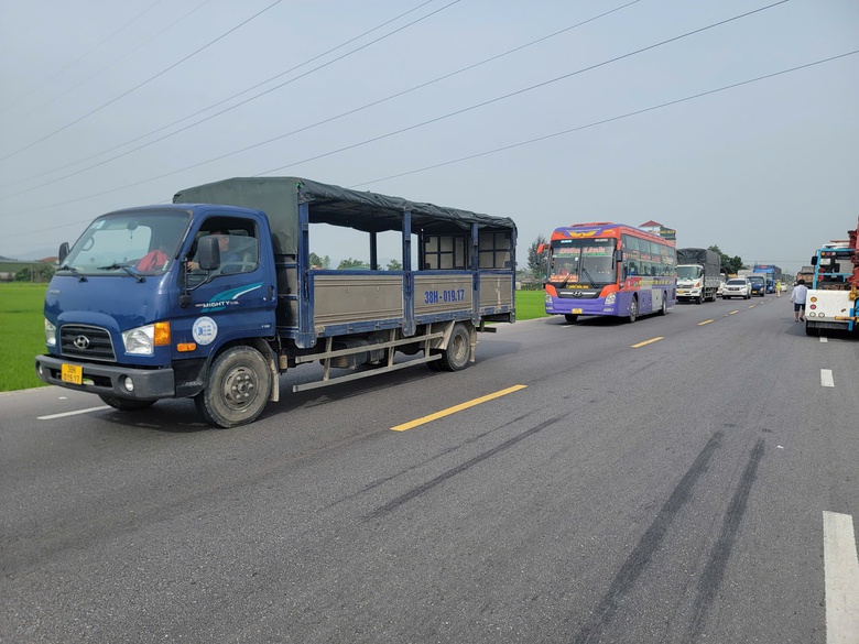 Xe mô tô va chạm với xe khách, 2 người tử vong- Ảnh 2. Xe mô tô va chạm với xe khách, 2 người tử vong- Ảnh 2.