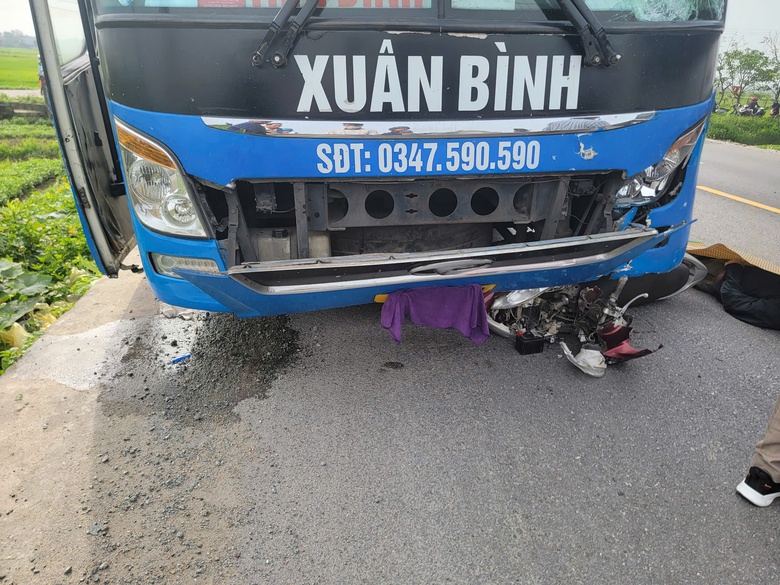 Xe mô tô va chạm với xe khách, 2 người tử vong- Ảnh 1. Xe mô tô va chạm với xe khách, 2 người tử vong- Ảnh 1.