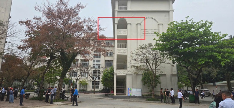 Lan can tầng 4 rơi tr&uacute;ng nh&oacute;m học sinh dưới s&acirc;n trường, 3 em nhập viện cấp cứu- Ảnh 1.