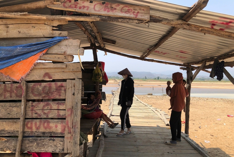 Chờ cầu xây mới, người dân lấy thùng phi ghép gỗ làm cầu tạm vượt sông Ba- Ảnh 7. Chờ cầu xây mới, người dân lấy thùng phi ghép gỗ làm cầu tạm vượt sông Ba- Ảnh 7.