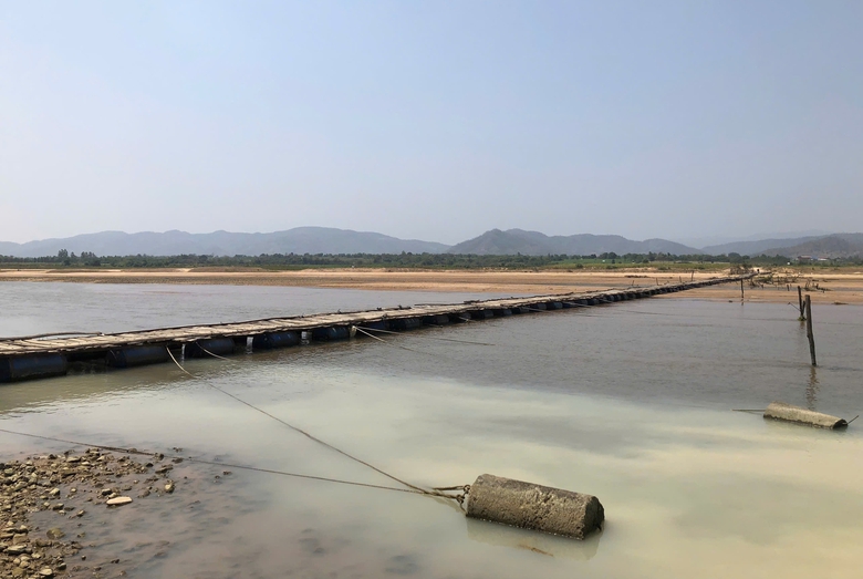 Chờ cầu xây mới, người dân lấy thùng phi ghép gỗ làm cầu tạm vượt sông Ba- Ảnh 1. Chờ cầu xây mới, người dân lấy thùng phi ghép gỗ làm cầu tạm vượt sông Ba- Ảnh 1.