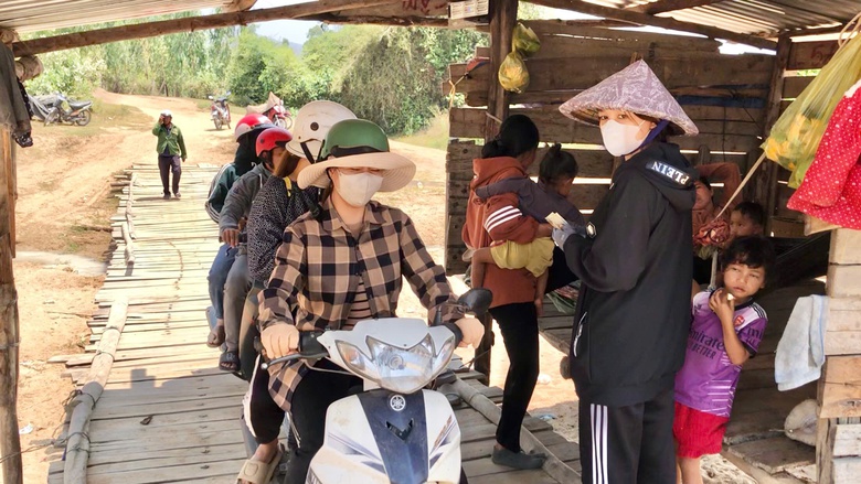 Chờ cầu xây mới, người dân lấy thùng phi ghép gỗ làm cầu tạm vượt sông Ba- Ảnh 6. Chờ cầu xây mới, người dân lấy thùng phi ghép gỗ làm cầu tạm vượt sông Ba- Ảnh 6.