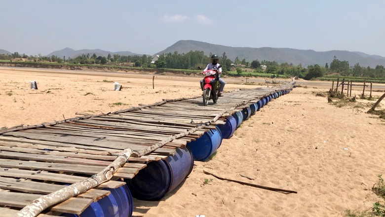 Chờ cầu xây mới, người dân lấy thùng phi ghép gỗ làm cầu tạm vượt sông Ba- Ảnh 3. Chờ cầu xây mới, người dân lấy thùng phi ghép gỗ làm cầu tạm vượt sông Ba- Ảnh 3.