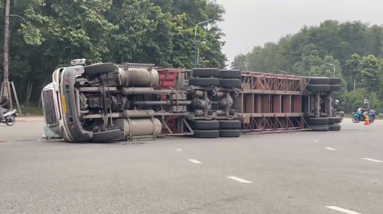 B&igrave;nh Dương: Xe container lật nh&agrave;o khi &ocirc;m cua ở v&ograve;ng xoay Mỹ Phước 3- Ảnh 1.