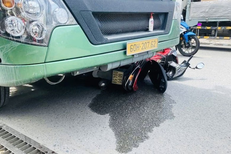 Hiện trường vụ tai nạn khiến người đ&agrave;n &ocirc;ng đi xe m&aacute;y tử vong tại chỗ.