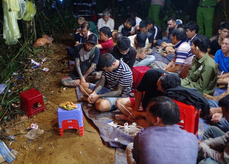 Đột kích sòng bạc trong rừng tre, bắt 36 đối tượng thu hàng chục ô tô, xe máy- Ảnh 1. Đột kích sòng bạc trong rừng tre, bắt 36 đối tượng thu hàng chục ô tô, xe máy- Ảnh 1.