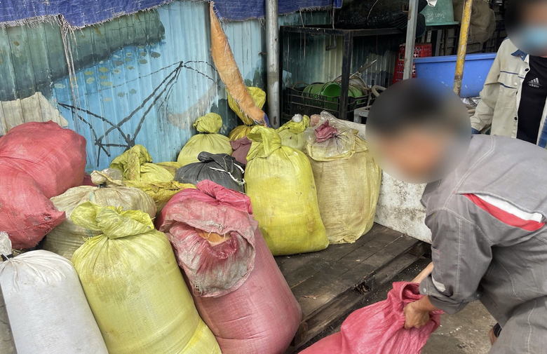 C&ocirc;ng an kiểm tra bất ngờ, chặn hơn 1,6 tấn mỡ bẩn tuồn ra thị trường- Ảnh 1.