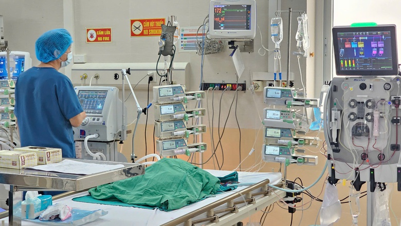 40 giờ lọc máu liên tục cứu bé gái mắc tay chân miệng nguy kịch- Ảnh 1. 40 giờ lọc máu liên tục cứu bé gái mắc tay chân miệng nguy kịch- Ảnh 1.