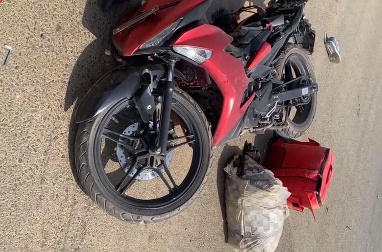 Xe đầu kéo và xe máy tông nhau giữa ngã tư, hai vợ chồng tử vong- Ảnh 2. Xe đầu kéo và xe máy tông nhau giữa ngã tư, hai vợ chồng tử vong- Ảnh 2.