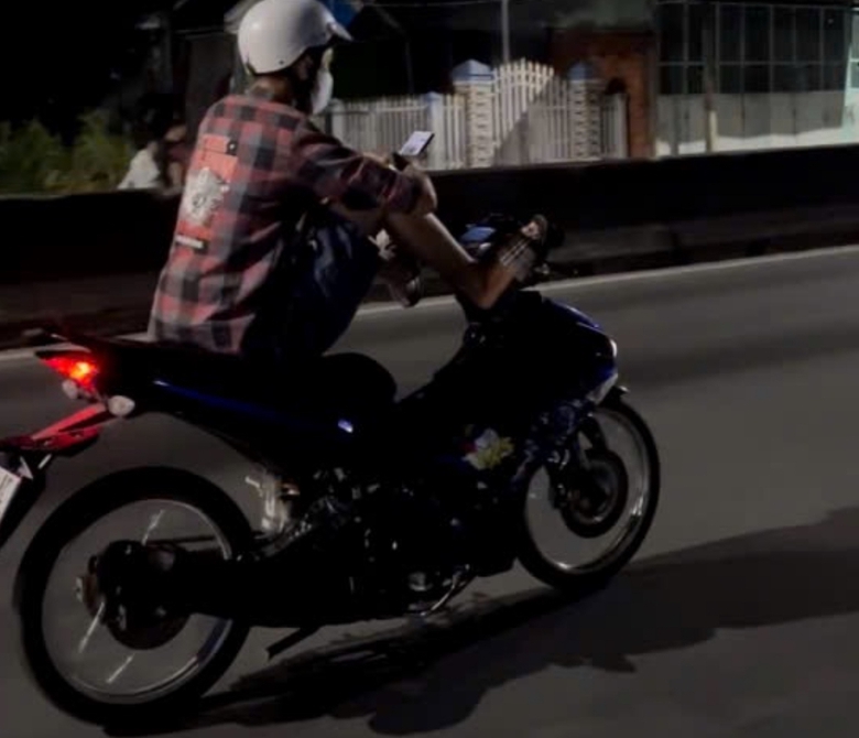 Tiền Giang: Tịch thu xe máy, phạt 16 triệu đồng nam thanh niên lái xe bằng chân- Ảnh 2. Tiền Giang: Tịch thu xe máy, phạt 16 triệu đồng nam thanh niên lái xe bằng chân- Ảnh 2.