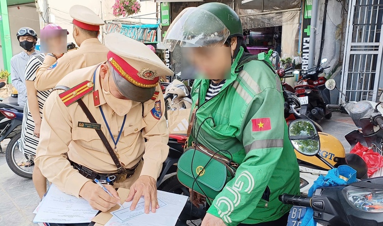 CSGT H&agrave; Nội ra qu&acirc;n, h&agrave;ng loạt t&agrave;i xế xe c&ocirc;ng nghệ d&iacute;nh phạt- Ảnh 2.