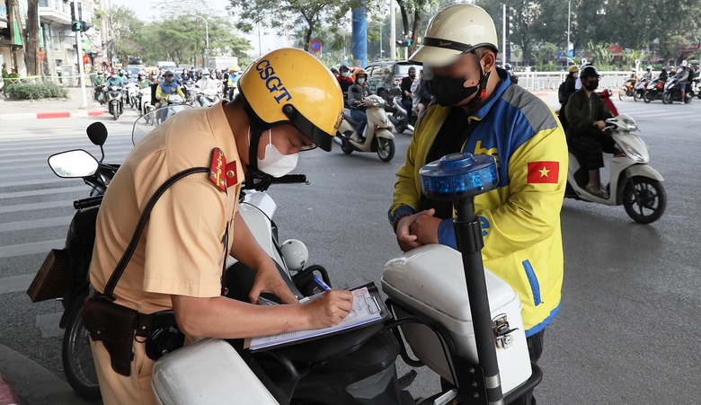CSGT H&agrave; Nội ra qu&acirc;n, h&agrave;ng loạt t&agrave;i xế xe c&ocirc;ng nghệ d&iacute;nh phạt- Ảnh 1.