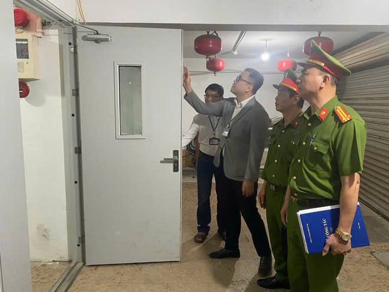 Cần mở lối tho&aacute;t hiểm khẩn cấp để đảm bảo PCCC- Ảnh 3.