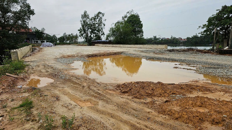 Đường trăm tỷ dở dang v&igrave; vướng trụ điện, thiếu mặt bằng khiến người d&acirc;n khổ sở- Ảnh 2.