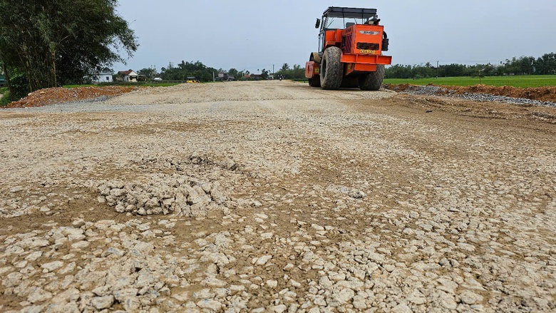 Đường trăm tỷ dở dang v&igrave; vướng trụ điện, thiếu mặt bằng khiến người d&acirc;n khổ sở- Ảnh 4.