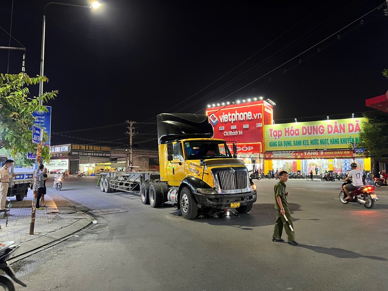 Va chạm giữa xe đầu k&eacute;o v&agrave; xe đạp điện, nữ sinh lớp 11 tử vong- Ảnh 2.