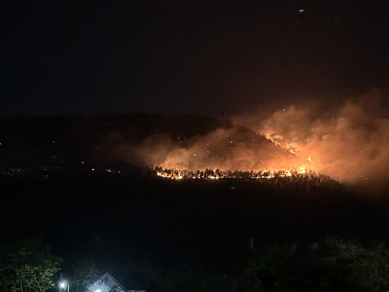 Vĩnh Phúc: Hàng chục hecta rừng cháy ngùn ngụt trong đêm- Ảnh 1. Vĩnh Phúc: Hàng chục hecta rừng cháy ngùn ngụt trong đêm- Ảnh 1.