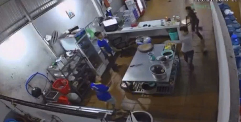 Long An: Ba đối tượng x&ocirc;ng v&agrave;o qu&aacute;n ẩu đả, đ&acirc;m một nh&acirc;n vi&ecirc;n tử vong- Ảnh 1.